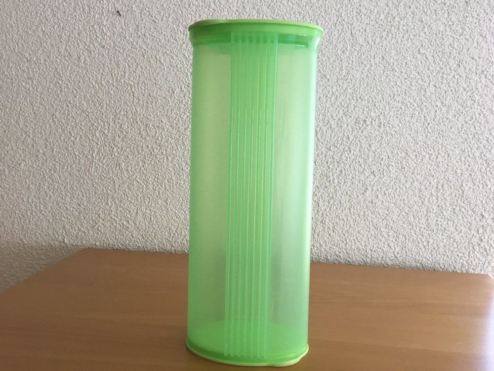 Deux boîtes tupperware et une spaghetti - Arts de la table
