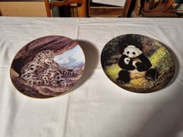2 Sammelteller mit Tiermotiven: Schneeleopard & Panda Bär