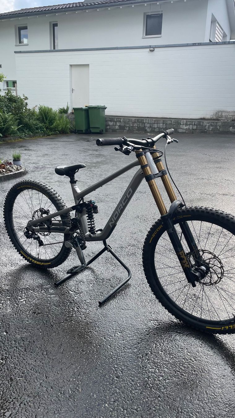 Norco Velos: 2024 Norco Shore Downhillbike – Gebraucht aus Balgach von Brunjana