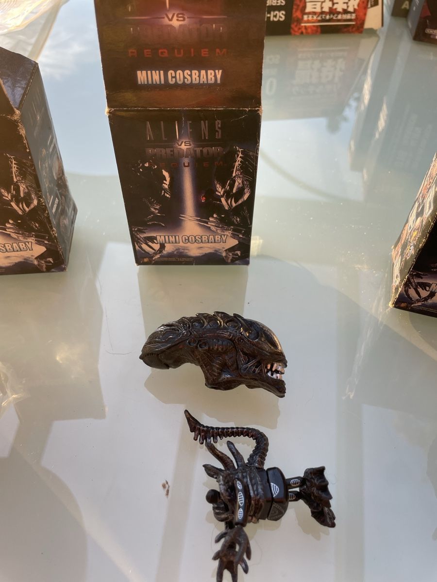 Statuette: Figurine mini cosbaby alien vs predator  – Usato da Les Brenets venduto da serialdrink
