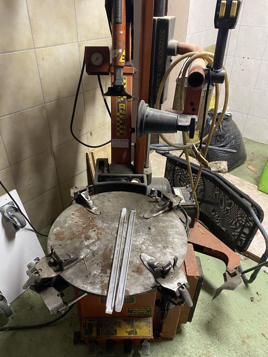 Tutte le macchine: Ensemble machine à pneu – Usato da Le Landeron venduto da Britchon11 2