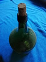 Antike Weinflasche, grüne Glasflasche mit Korken - Vintage