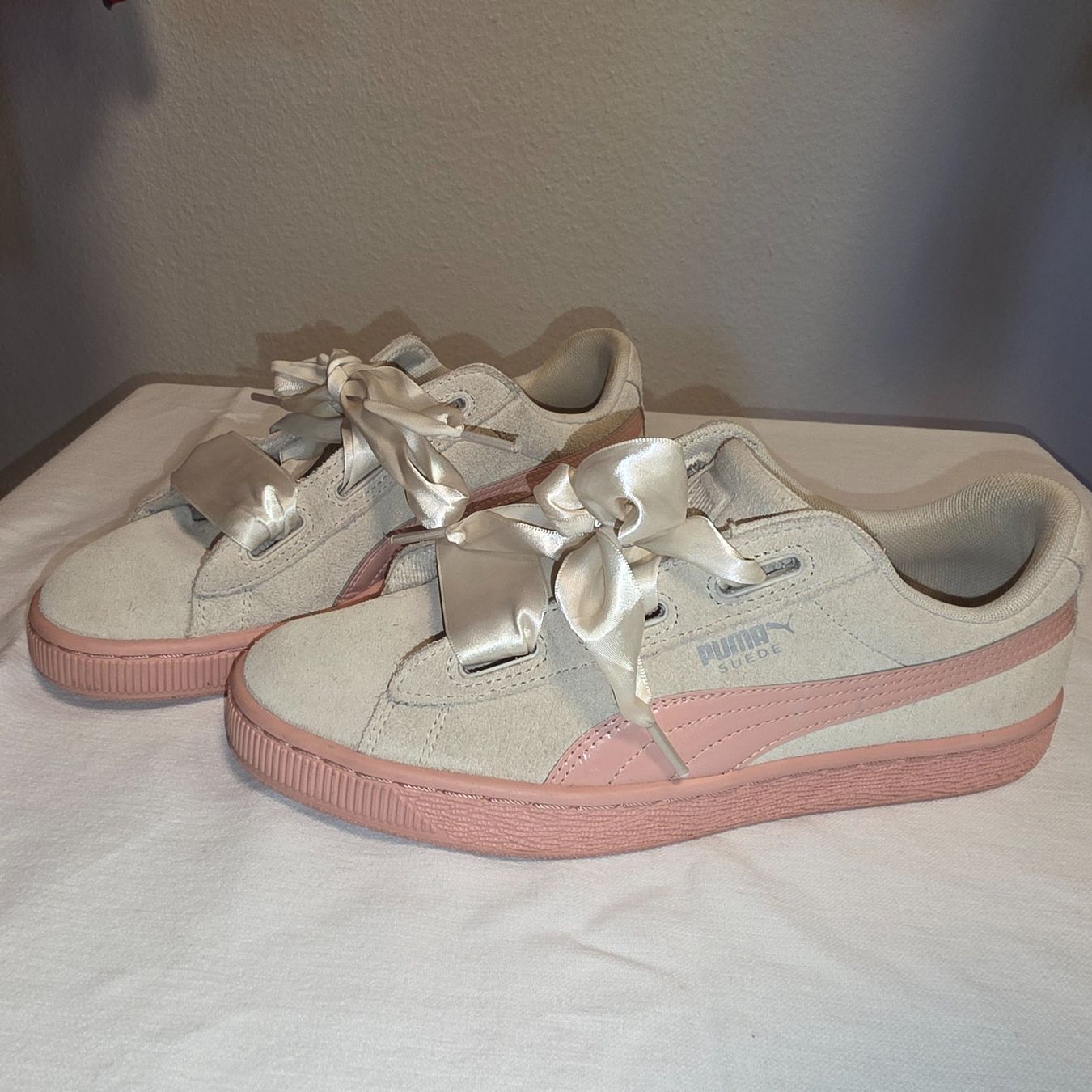 Puma Scarpe da donna: Puma Suede Herz Schleife Sneaker, Grösse 39 – Usato da Wald ZH venduto da CapLux