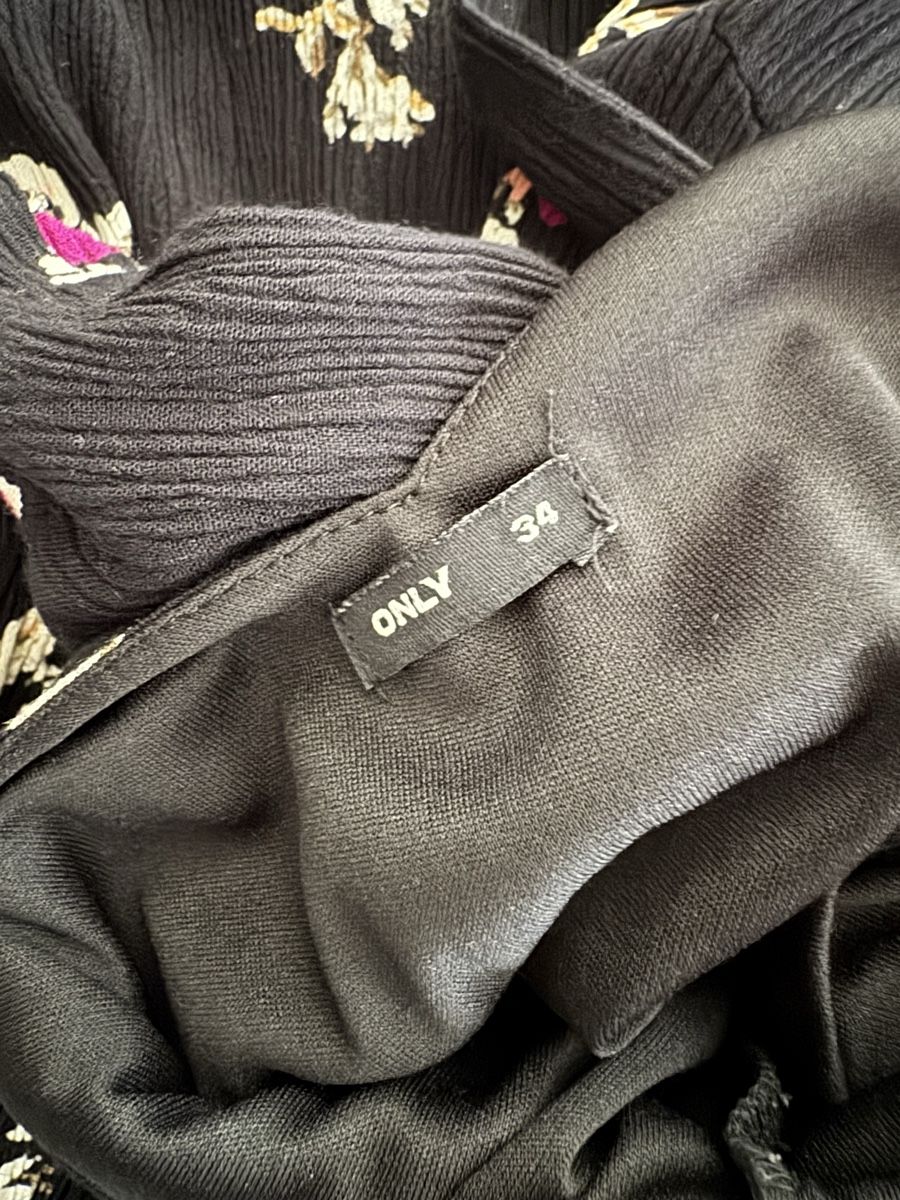 Only Kleider: Kleid ONLY Blumenmuster Schwarz Grösse 34 – Gebraucht aus Frick von Cirilla 5