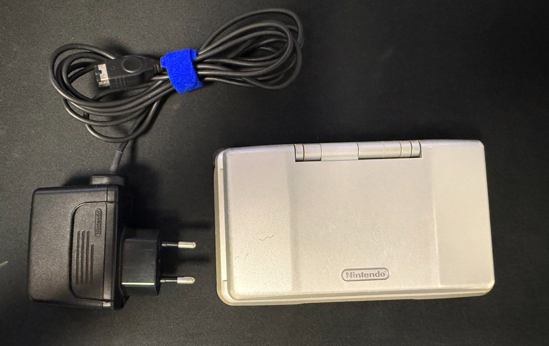 Nintendo Console: Console Nintendo Ds Grise avec chargeur – Usato da Pont-de-la-Morge venduto da Darfal