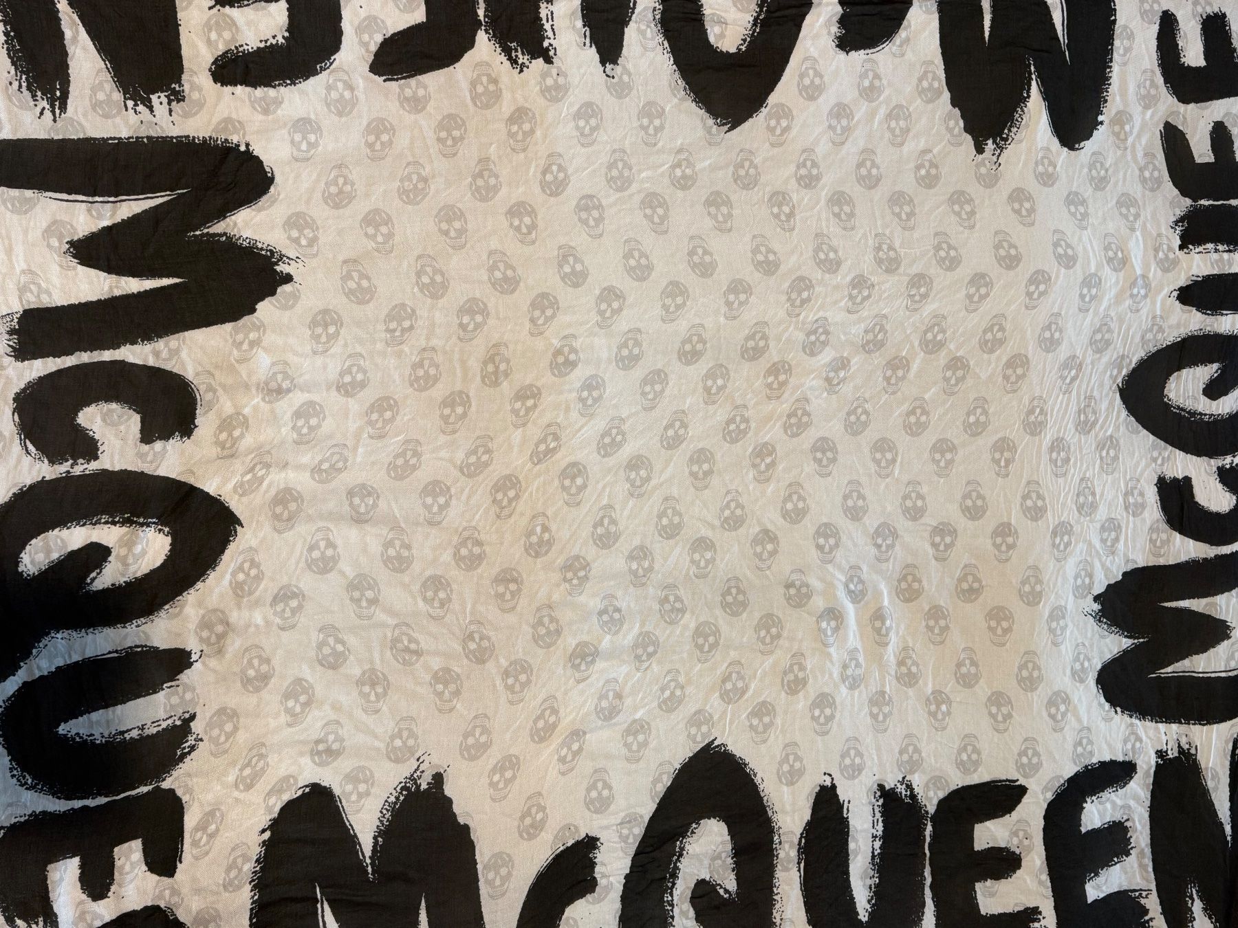 Alexander Mcqueen Foulard & Sciarpe: Alexander McQueen Skull Schal Schwarz/Weiss – Usato da Basel venduto da Rouge. 3