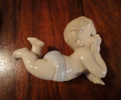Süsse Porzellanfigur, liegendes Baby, top Zustand!