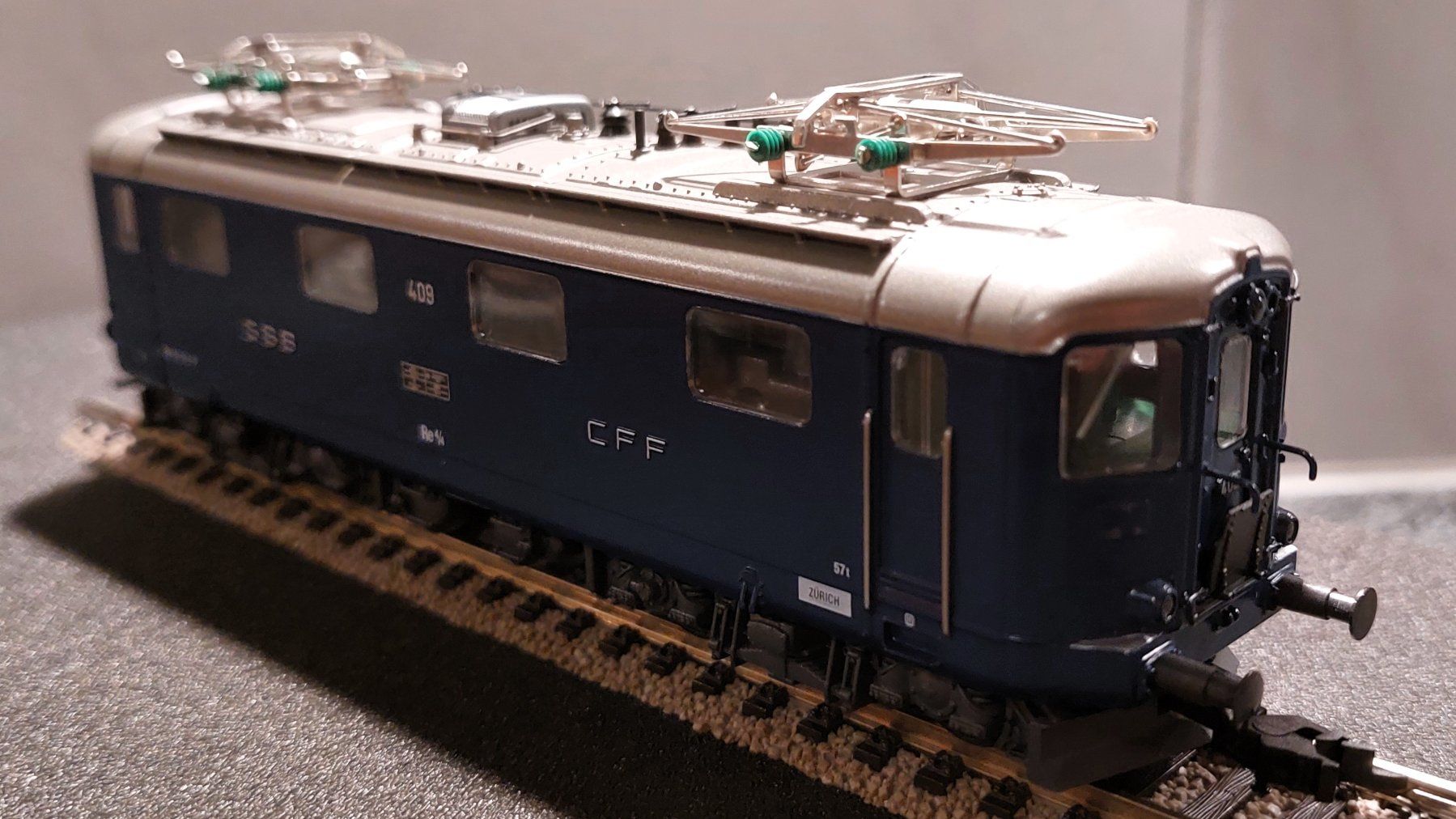 Hag Modellini di ferrovie: HAG 22 026-20 - Re 4/4' Pendel 409 blau SBB CFF FFS – Nuovo e nell'imballaggio originale da Rotkreuz venduto da MOBAHN-1zu87 5