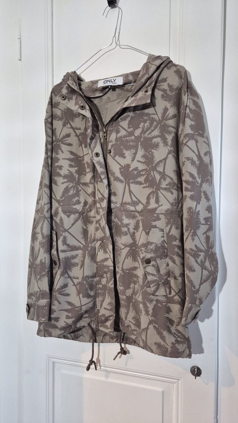 Only Giacche: ONLY Jacke / Parka mit Palmenmuster, Gr. S – Usato da Nidau venduto da biasutti