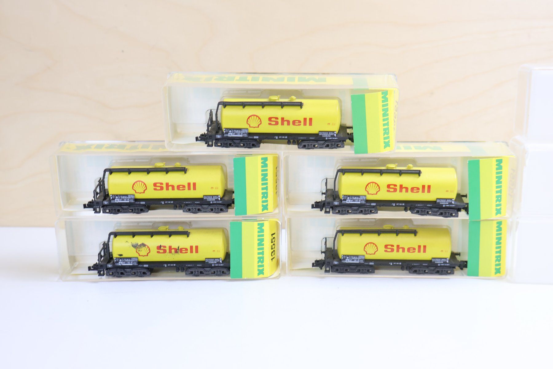 Trix Modelleisenbahnen: Minitrix 5 x Tankwagen Set 4-Achser - 13551 Shell – Gebraucht aus Winterthur von Monstera 2