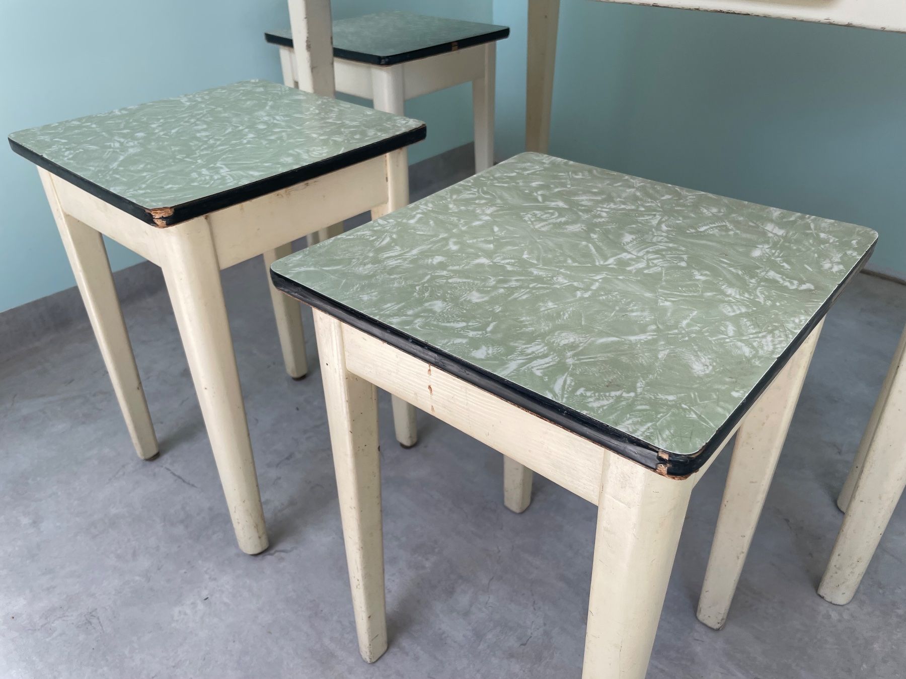 Set di tavolo e panche: Küchentisch mit 4 Taburettli 60er-Jahre – Usato da Biel/Bienne venduto da Rothar 3