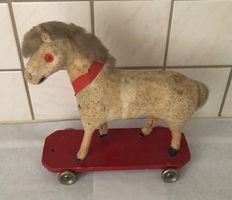 Antikes Spielzeugpferdchen auf Rädern