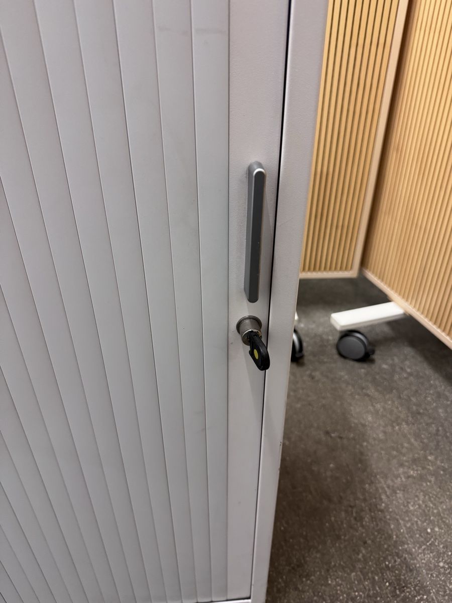 Lista Armadi: Lista Rolladenschrank Metall – Usato da Bern venduto da samryan 2