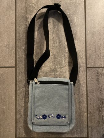 Blaue Jeans Umhängetasche gestickt