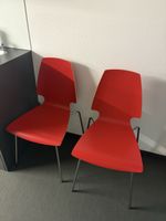 Vier rote Stühle, ideal fürs Büro!