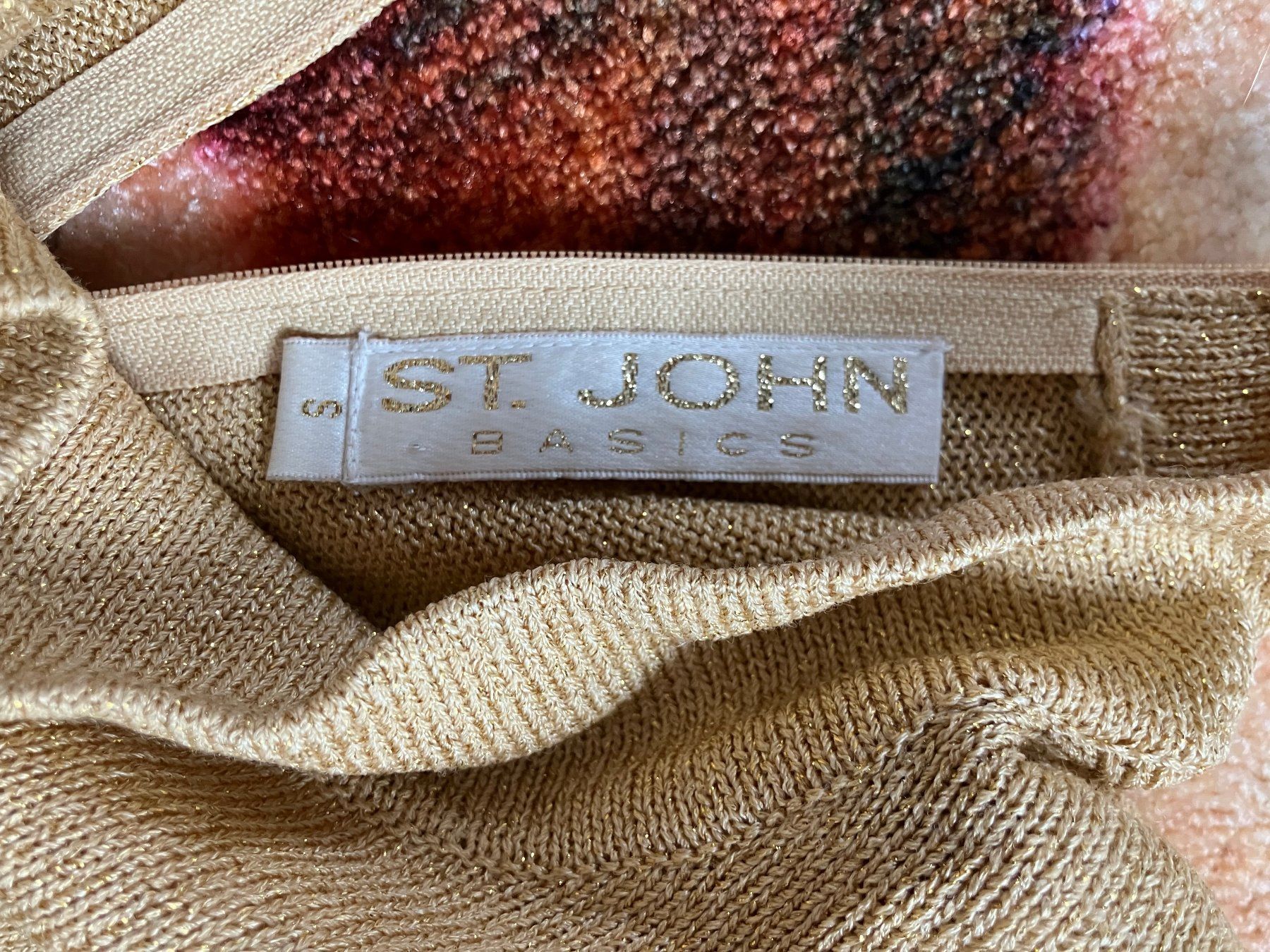 Maglioni & Felpe: St. John Strickpullover gold-glänzend mit Schulterpolstern – Usato da Unterseen venduto da amj_zz7j 1