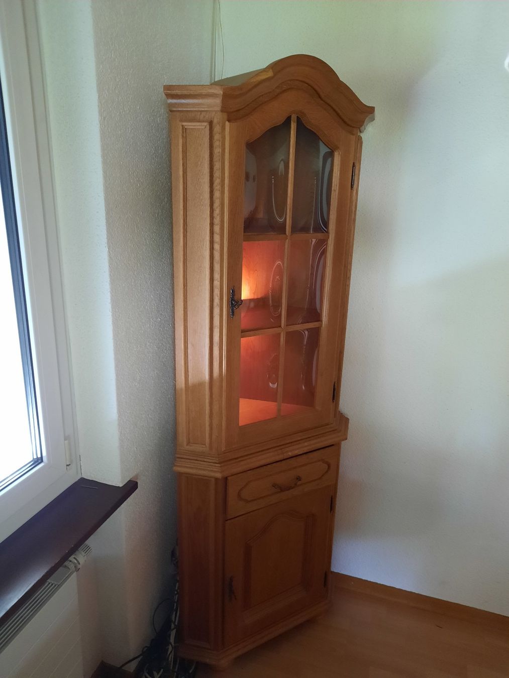 Armadi: Eckschrank Eiche Massiv mit Glasfront – Usato da Kirchleerau venduto da pospets 2