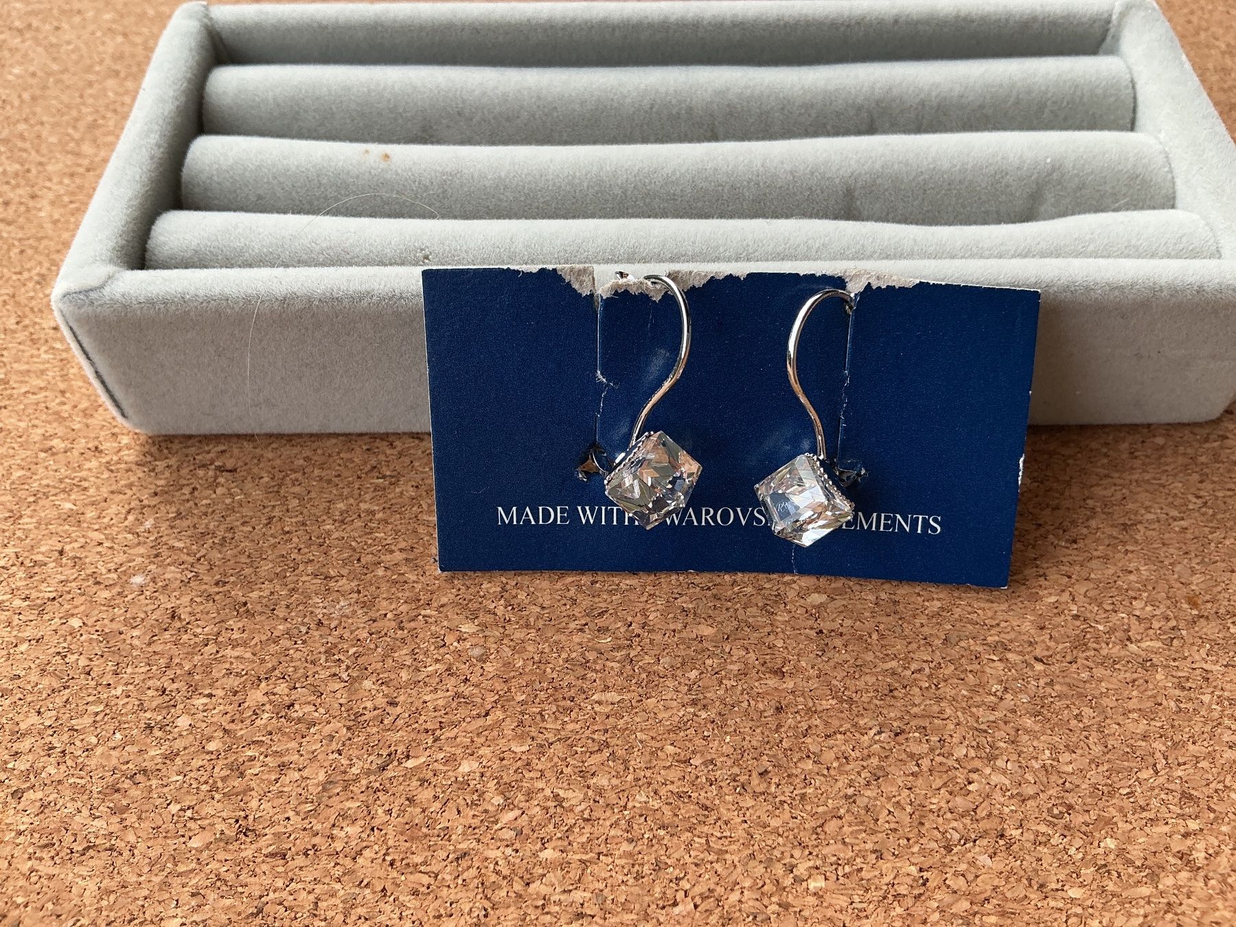Ohrringe & -stecker: Ohrringe Swarovski Elements silberfarben neu – Neu und originalverpackt aus Wettingen von Andres54