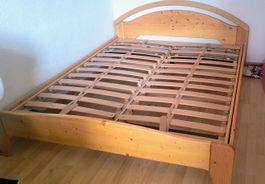 Holzbett mit Lattenrost Grösse 140x200 cm guter Zustand