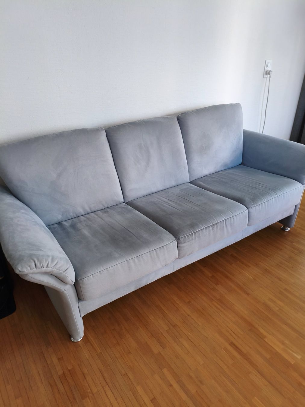 Sofas: NUR NOCH BIS 23.08: Sofa 3-Sitzer blau-grau Wildleder – Gebraucht aus Grabs von jon_2xnt