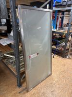 Grosse Glastrennwand mit Metallrahmen und Befestigungszubehö