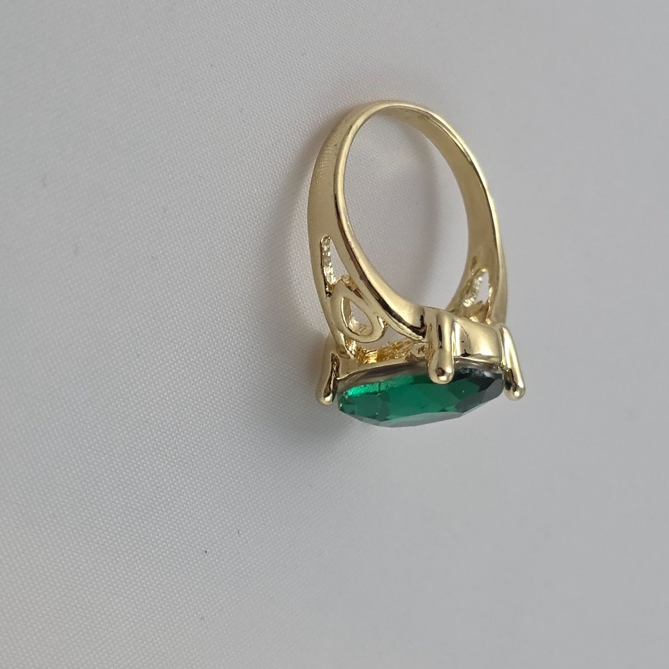 Ringe: Goldfarbener Ring mit grünem Stein S/M           681 – Gebraucht aus Wald ZH von Martin79 2