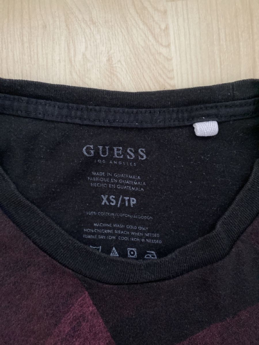 Guess T-shirts: Guess Shirt – D'occasion à St. Gallen par sabrina_19 1
