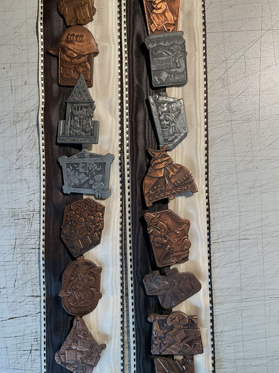 Basler Placchette & Badge: Fasnachtsblaggedden Sammlung Basel – Usato da Schneisingen venduto da Drehdreher 3