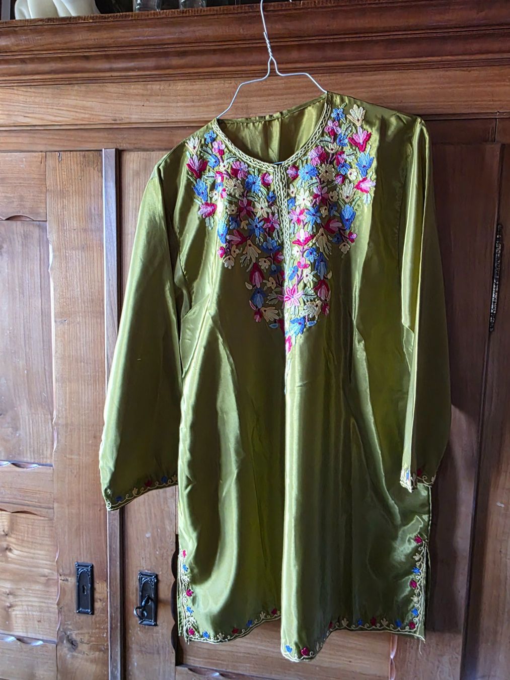 Blusen: blumige seidige Bluse mit Blumen Motiv – Gebraucht aus Walterswil BE von Lonitti 1