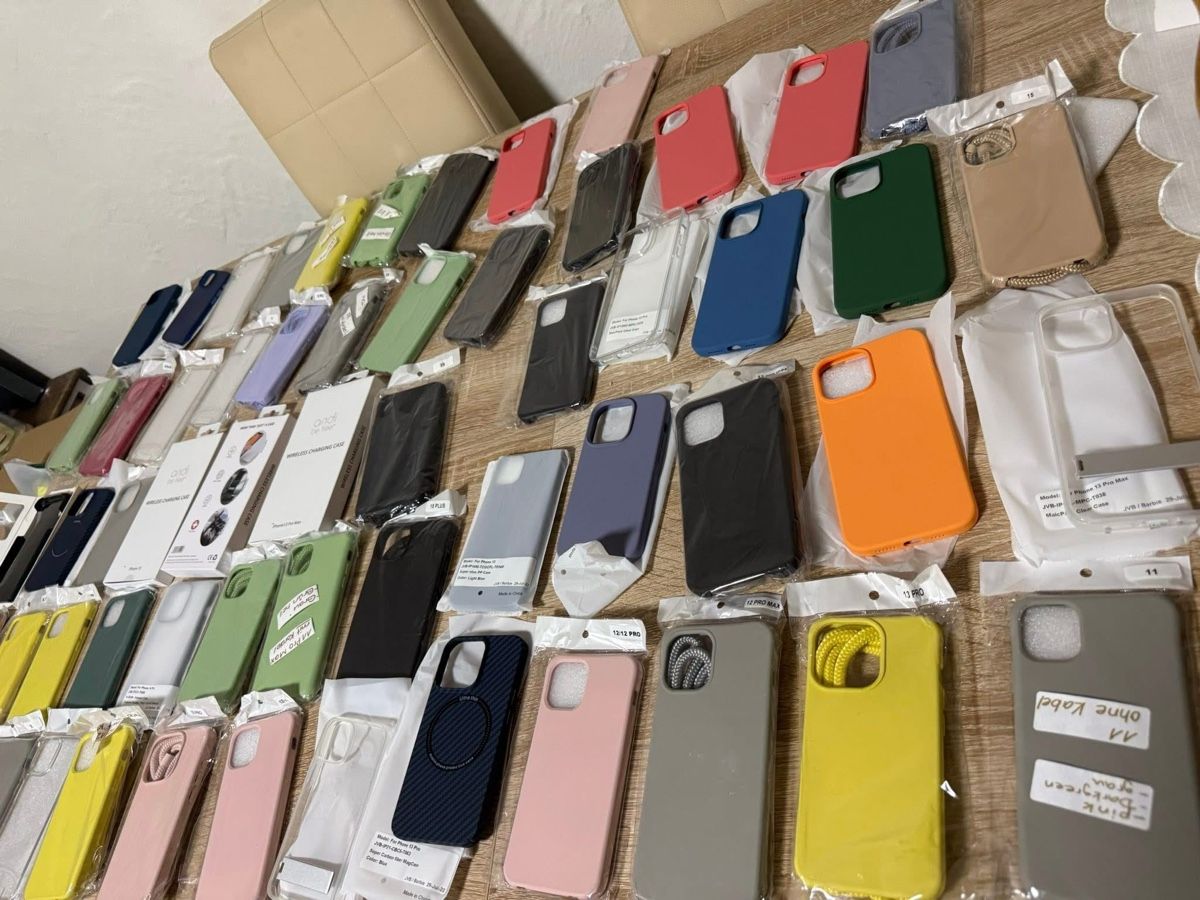 Telefoni cellulari / Smartphones: Iphone hülle / Apple Watch Armbänder – Nuovo e nell'imballaggio originale da Steinmaur venduto da Bal-Rajmi1 1