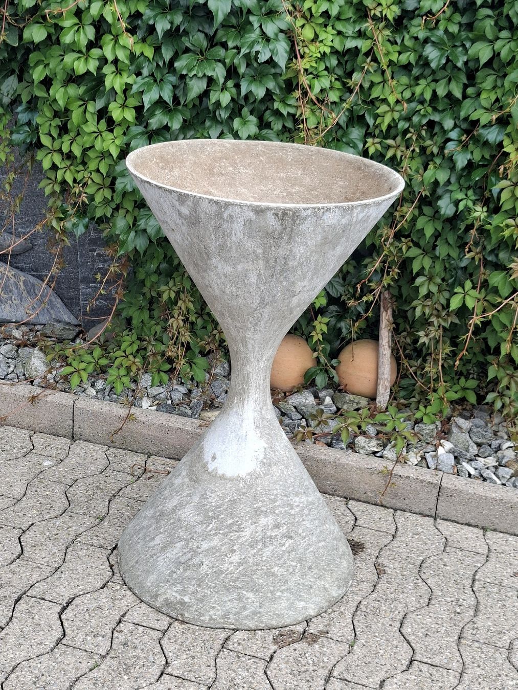 Eternit Vasi per fiori: Willy Guhl Eternitt Blumenspindel  – Usato da Ganterschwil venduto da HeidiuPeter