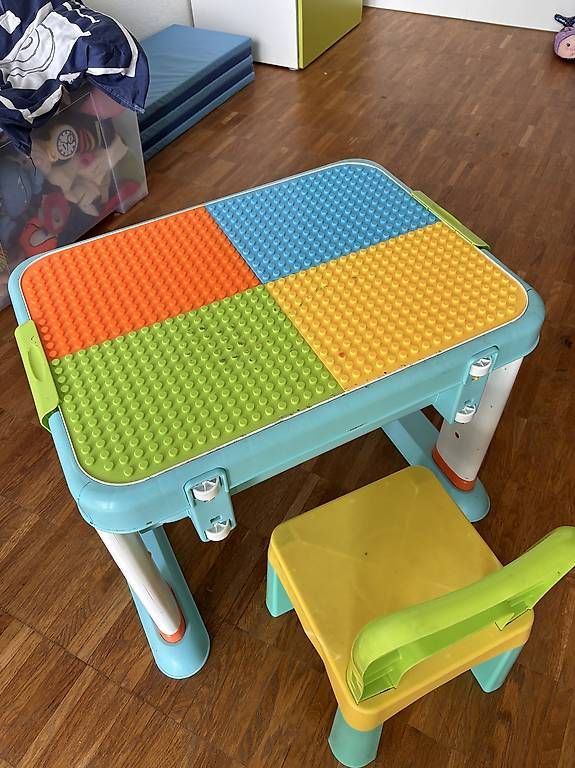 Tische: Kindertisch mit Stuhl und wendbarer Platte – Gebraucht aus Zürich von ne0phis