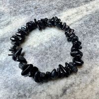 Schwarzes Edelstein-Splitterarmband