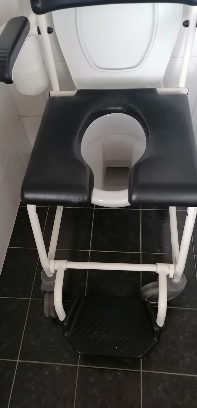 Chaises: Hygienestuhl Dusch-oder Nachtstuhl – D'occasion à Schwarzenegg par musi09 5