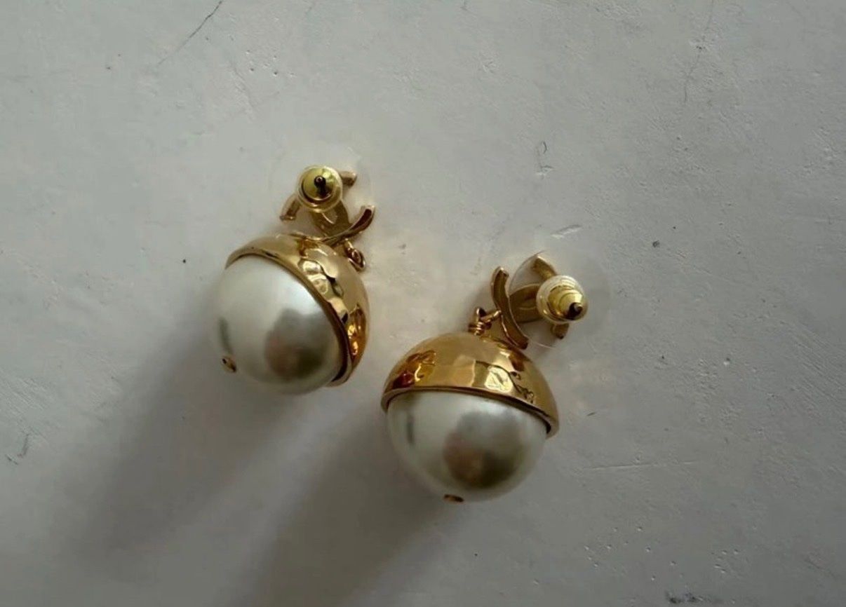 Chanel Orecchini pendenti & Orecchini a lobo: Chanel Ohrringe mit Perlen /  Neu, mit Box – Nuovo (secondo la descrizione) da Zürich venduto da ReStyle. 4