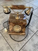 Antikes Telefon mit altem Stecker