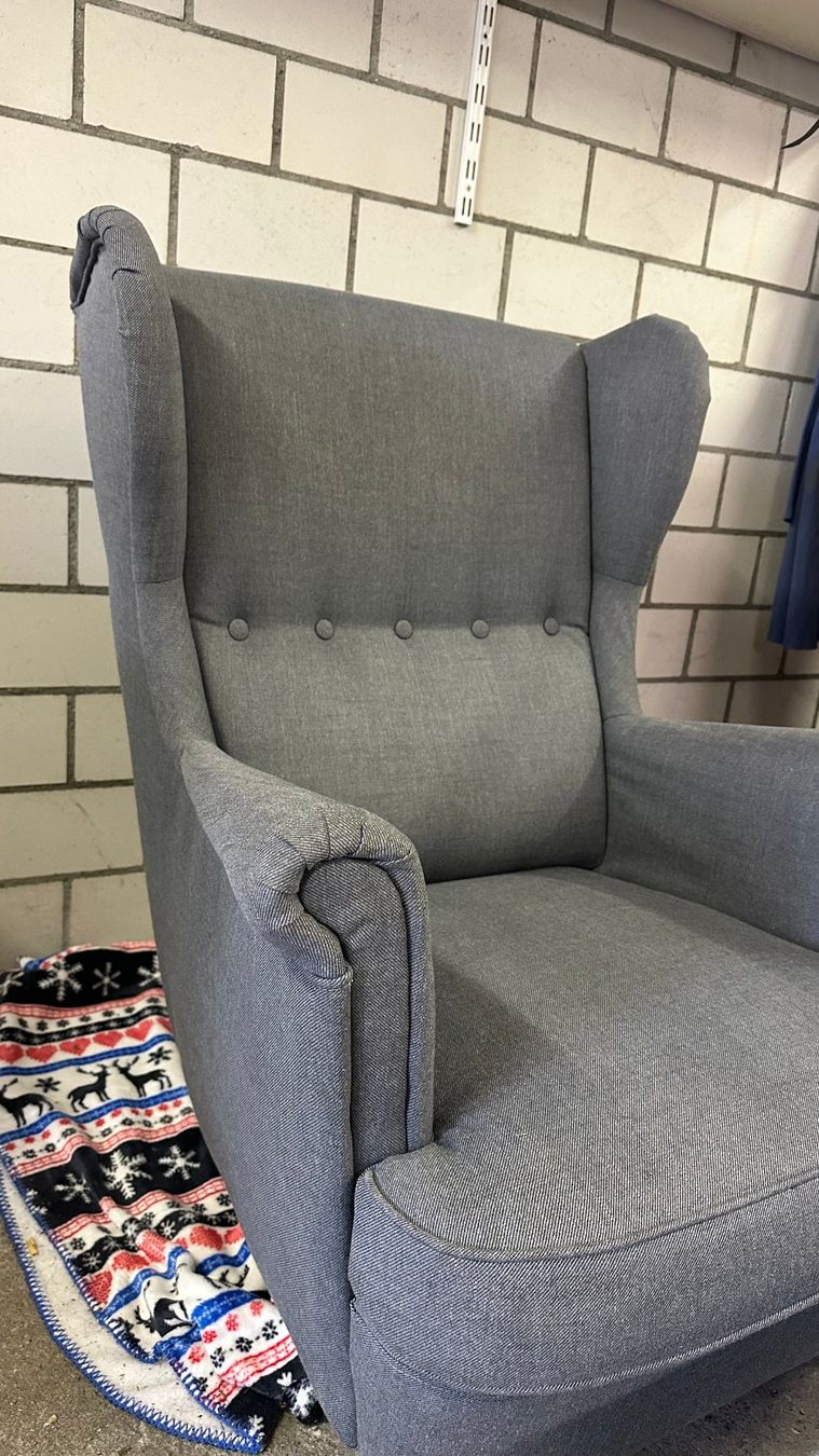 Ikea Poltrone: IKEA STRANDMON Ohrensessel mit Hocker – Usato da Hinterkappelen venduto da ale_gpb5 3
