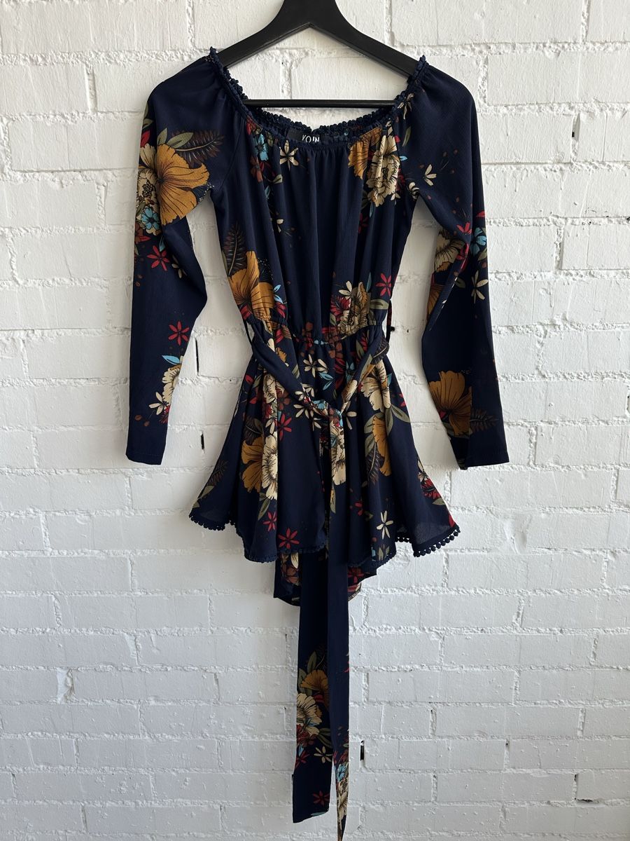 Tute: Dunkelblauer, kurzer Jumpsuit mit Blumenmuster von Yoins – Usato da Bern venduto da Fraeuleinhonig 1