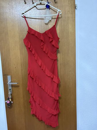 Kleid rot Rüschen Grösse M guter Zustand
