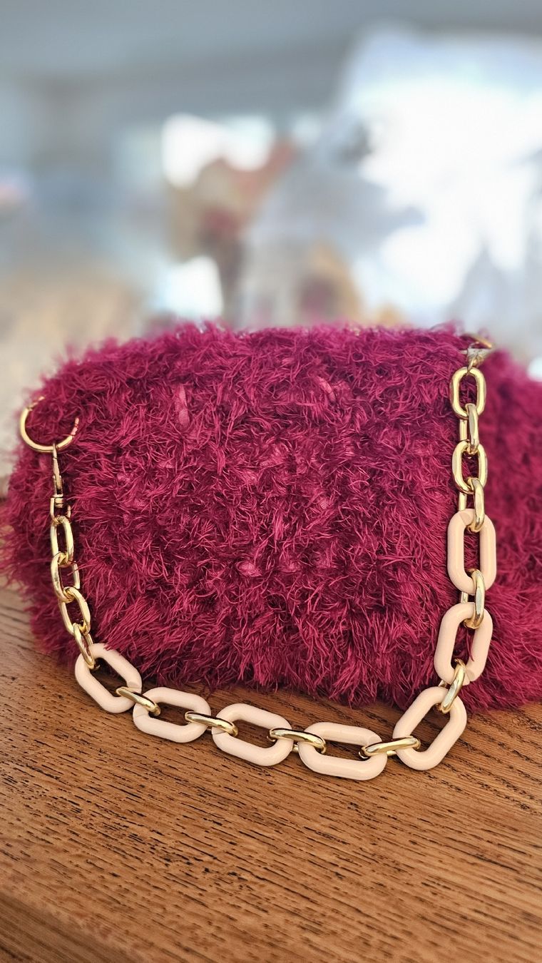 Taschen für Damen: Handtasche Clutch rot und fluffig – Neu und originalverpackt aus Fehraltorf von lisam16