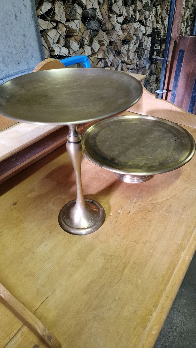 Servierplatten: Zwei-stufige Tortenplatte Messing – Gebraucht aus Herisau von Antiques.AR