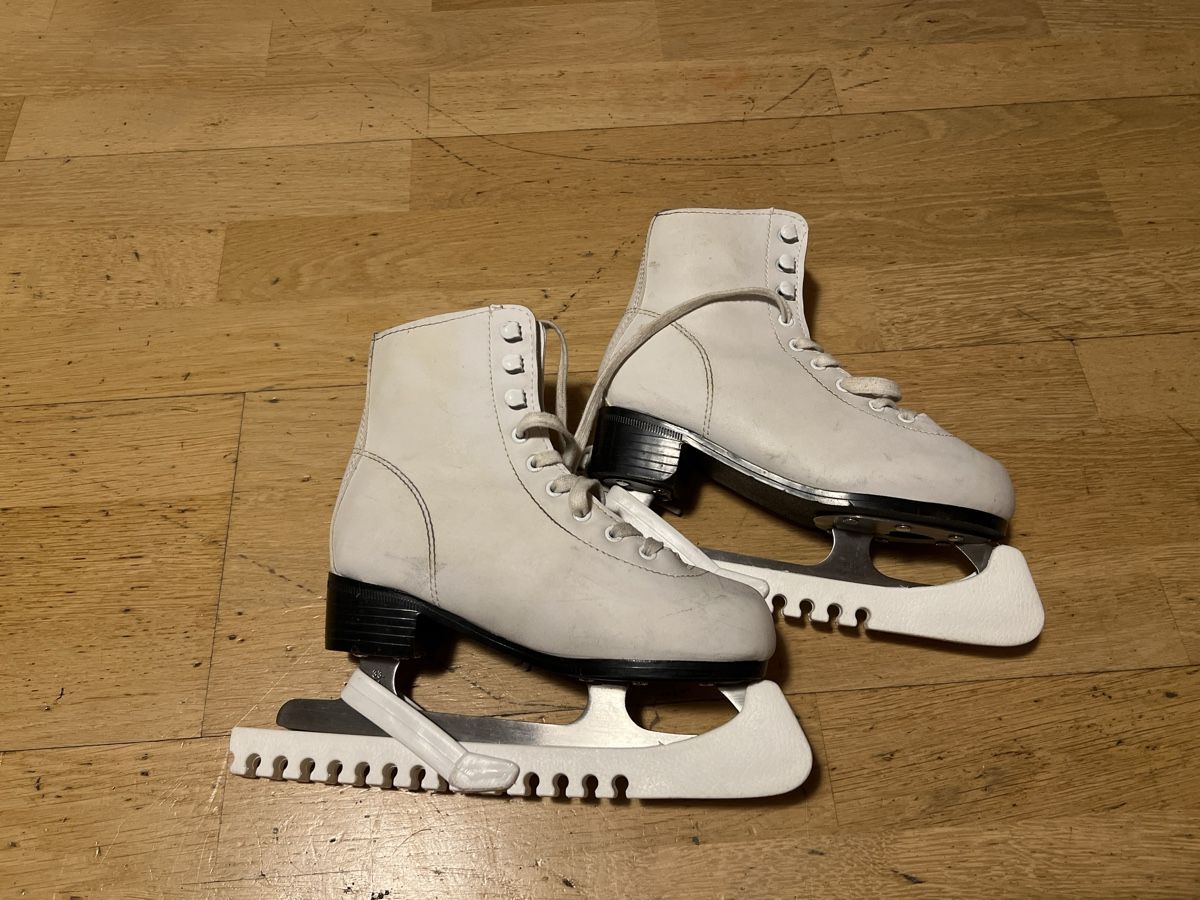 Pattini da ghiaccio: Schlittschuhe / Eislaufschuhe – Usato da Basel venduto da Mirkymirc 1