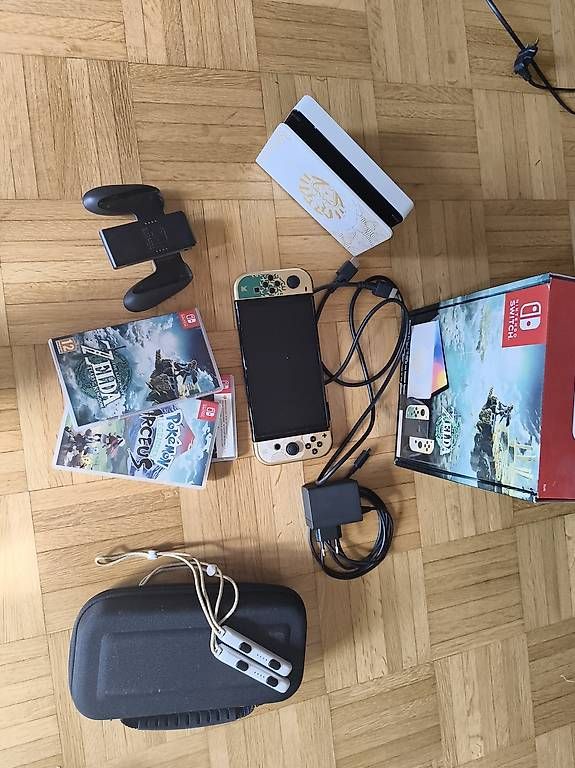 Consoles: Nintendo Switch OLED Zelda Edotion mit Case und 3 Games – D'occasion à Stettlen par ale_n9k9