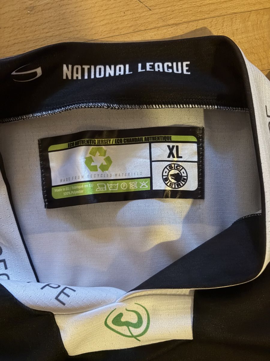 Gameworn Leibchen & Hosen: SCB Gameworn Trickot – Gebraucht aus Murten von Hockeyfan82 2