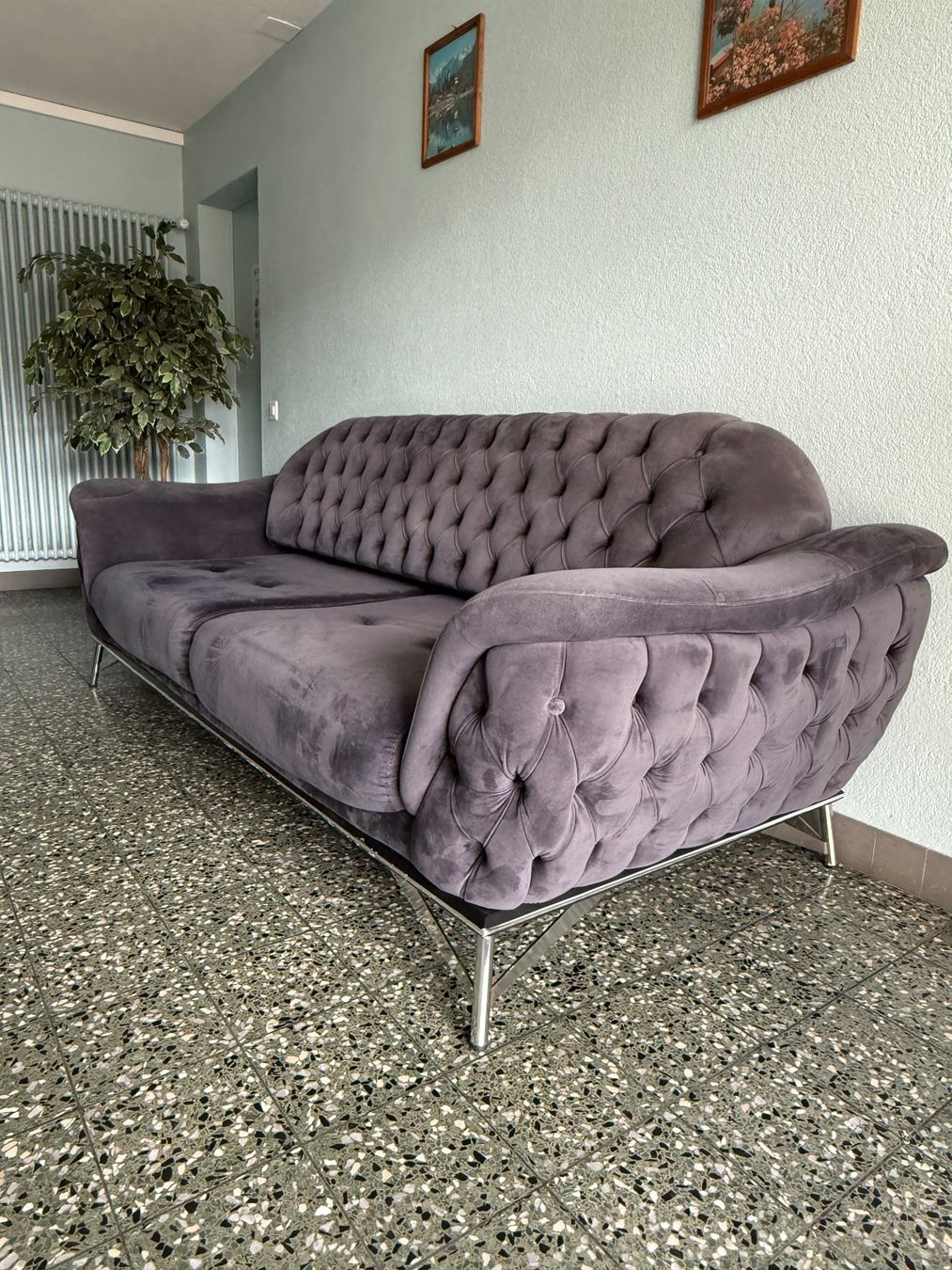 Sofas: Sofa dunkelgrau Samt mit Knopfheftung v 3-Sitzer – Gebraucht aus Ebikon von eda_mz2k 1