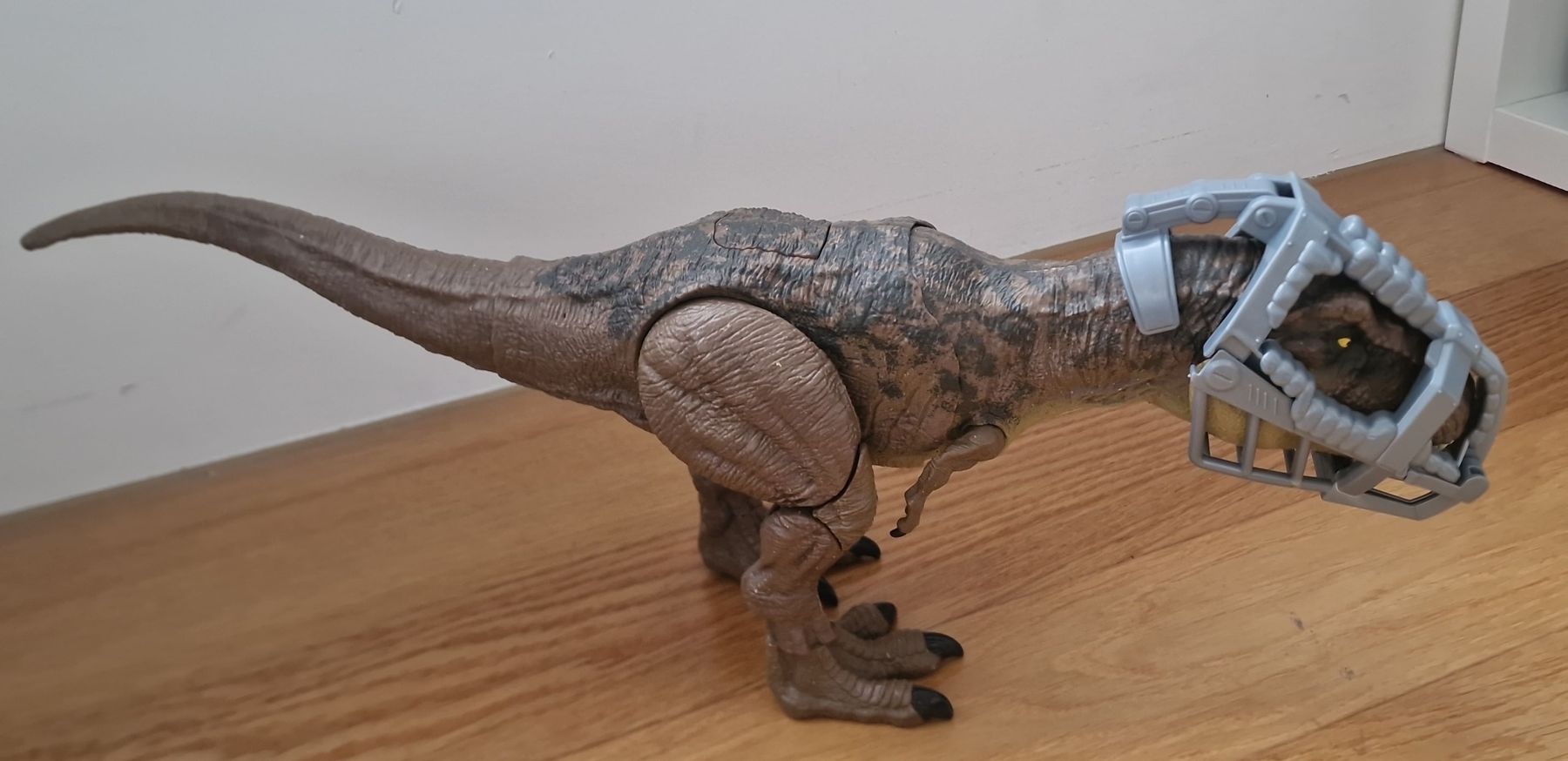 Statuette: Jurassic World T-Rex Figur mit Maulkorb – Usato da Uetikon am See venduto da Walkingtothemoon