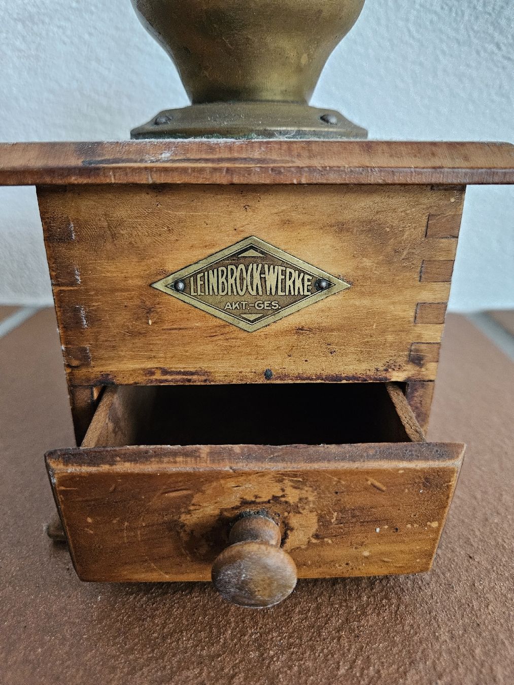Tutte le decorazioni: Antike Kaffeemühle Leinbrock Werke Holz/Messing  – Usato da Eschenbach SG venduto da MarThu 1