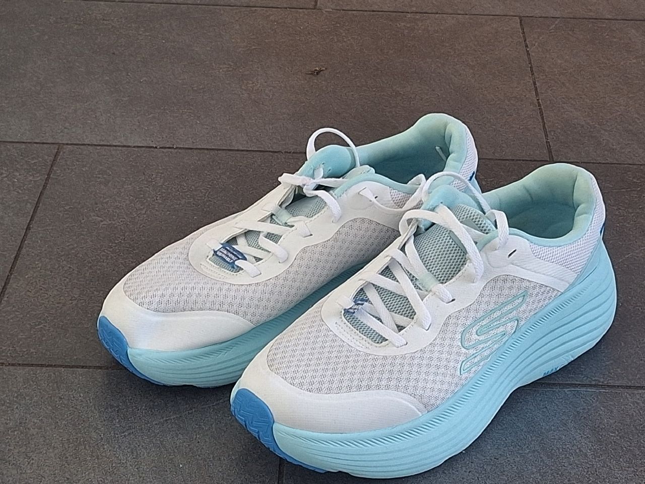 Skechers Chaussures hommes: SKETCHERS GR 40 EDITION. – D'occasion à Kerzers par ExpressoTerreno