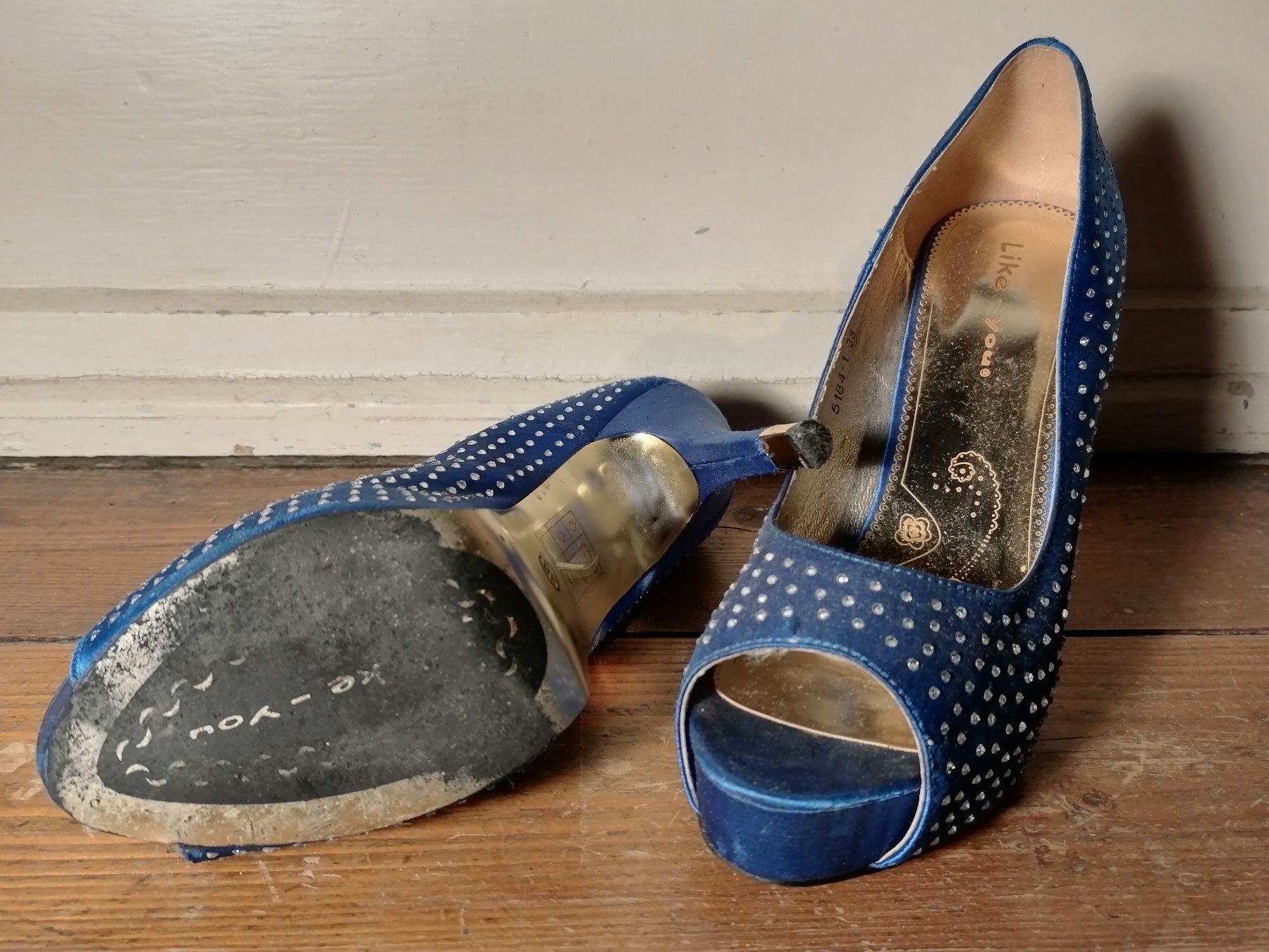 Scarpe da donna: Like You, Pumps, Disco-Version, Grösse 38, blau/gold – Usato da Basel venduto da Melodrom 1