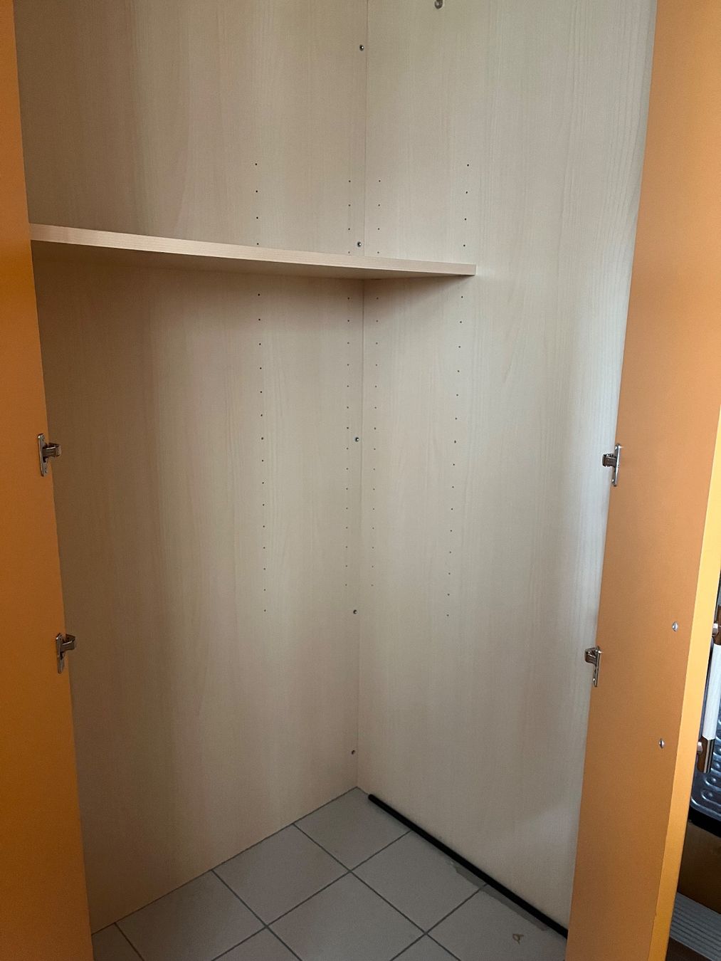 Schränke: Orangefarbener Eckkleiderschrank mit Schubladen – Gebraucht aus Echandens von lillisfashion 5